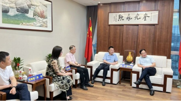 乐山市政协党组副书记、副主席 黄国彬一行莅临我司调查调研